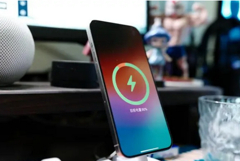 嵩县苹果15换屏服务分享用什么充电器给iPhone15充电更好 